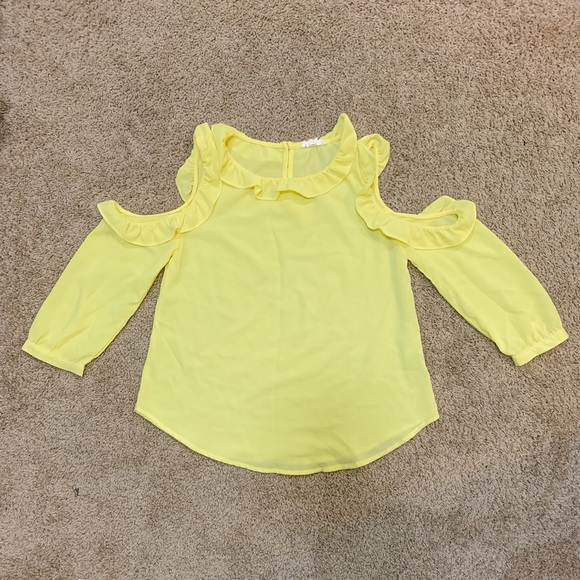 Shoulder Cutoff Ruffle Blouse - Picture 3 of 9